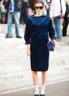 Pantoufles pour une robe fourreau bleue