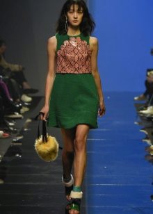 Acessórios para um vestido verde curto