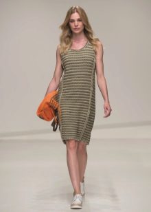 tênis para um vestido verde curto