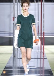 Tênis para um vestido verde esportivo curto