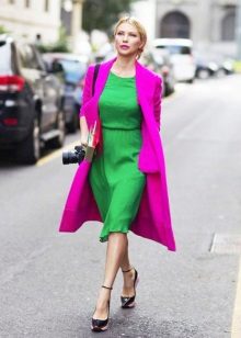 Vestido verde com um casaco lilás