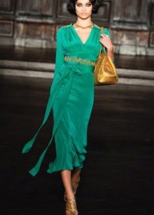 Enfeite de ouro para vestido midi verde