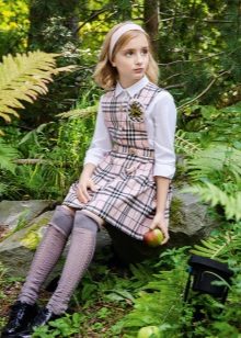 Robe d'école pour les filles dans la cellule courte