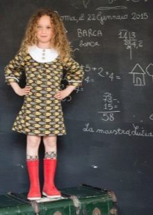 Robe d'école pour les filles avec un motif