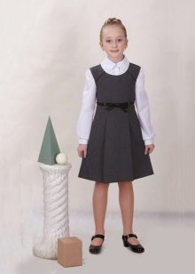 Chaussures sous une robe d'école pour filles