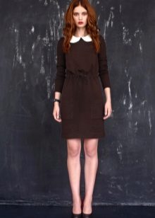 Robe d'école avec un col pour les filles