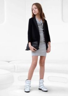 Robe tricotée pour une adolescente au quotidien