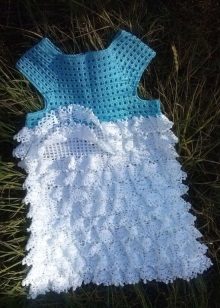 Robe élégante blanche et bleue à volants pour les filles de 4-5 ans au crochet