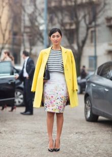 Manteau à printemps jupe crayon