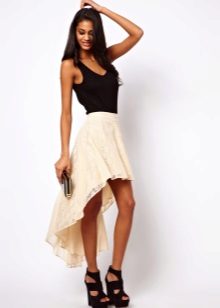Jupe asymétrique avec top noir