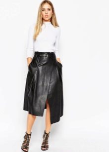 Jupe asymétrique en cuir associée à une chemise