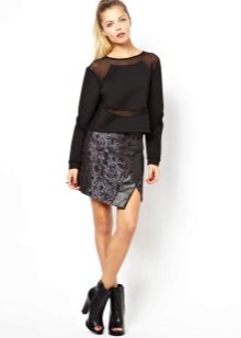 Jupe en cuir asymétrique avec un pull