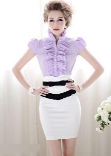 jupe crayon blanche avec une blouse lilas