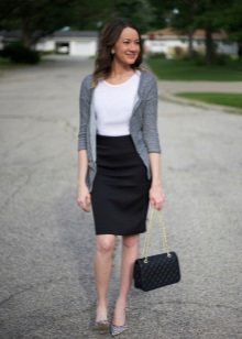 Jupe crayon noire en combinaison avec des escarpins