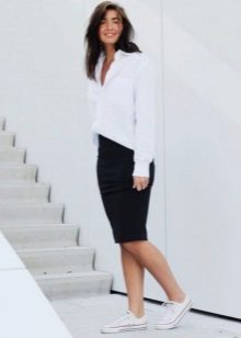 Jupe crayon noire en combinaison avec une chemise blanche pour l'obtention du diplôme