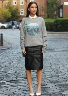 Sweat avec un motif à la jupe crayon noire