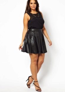 Jupe courte en cuir soleil