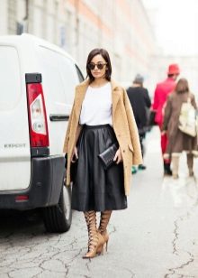 Jupe en cuir soleil longueur moyenne noir