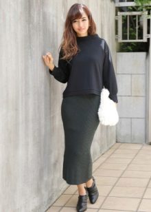 Jupe longue crayon associée à des chaussures à talons bas