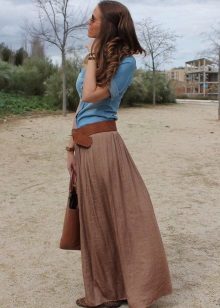 Jupe longue en combinaison avec des ballerines