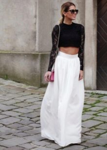Longue demi-jupe blanche en combinaison avec un haut noir