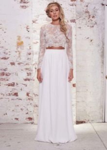Longue demi-jupe blanche avec haut en dentelle au crochet