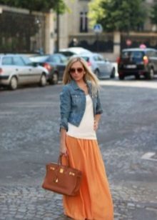 jupe orange au sol
