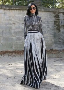 jupe longue noire et blanche à rayures longitudinales