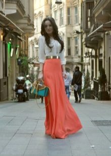 jupe longue corail en look du soir