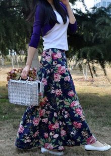 jupe d'été noire à motif floral
