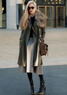 Manteau avec garniture de fourrure en combinaison avec la jupe le soleil pour les filles avec le type de figure Poire