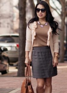 Cardigan en combinaison avec une jupe pour les filles avec une figure comme la poire