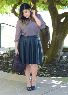 Jupe en cuir silhouette A pour une fille avec une figure comme Apple