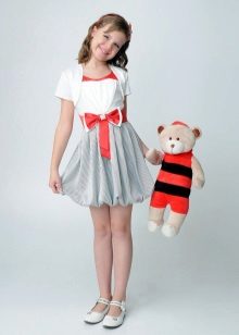 Coiffure pour une robe de cocktail pour une fille