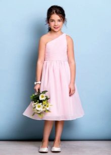 Robe de cocktail pour les filles sur une épaule