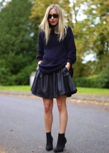 Jupe conique en cuir avec un sweat-shirt