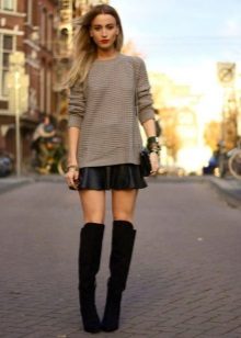 Jupe en cuir au soleil avec des bottes en daim