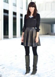 Jupe en cuir soleil en combinaison avec des bottes