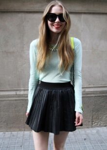 Jupe en cuir soleil en combinaison avec un pull à la menthe
