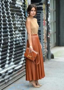 Jupe longue en cuir rouge plissé soleil