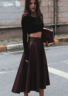 Jupe en cuir bordeaux avec un crochet
