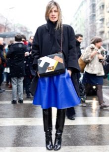 Jupe en cuir soleil en combinaison avec des vêtements d'extérieur