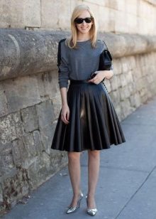 Jupe en cuir soleil longueur midi pour fille maigre
