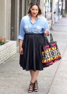 Jupe en cuir soleil midi longueur pour les filles complètes