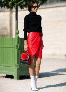 Jupe en cuir rouge avec un crayon portefeuille combiné avec des bottes blanches et un col roulé noir