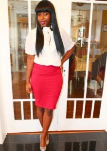 Jupe crayon rouge en combinaison avec une blouse blanche