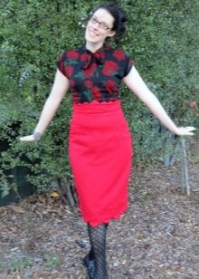 Jupe crayon rouge en combinaison avec une blouse à imprimé fleuri