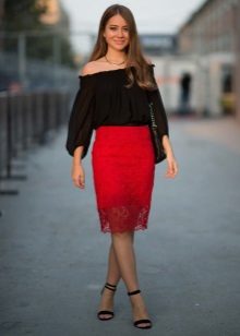 Jupe crayon en dentelle rouge