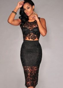 dentelle noire sertie d'une jupe crayon