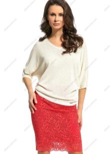 jupe crayon en dentelle rouge au-dessus du genou